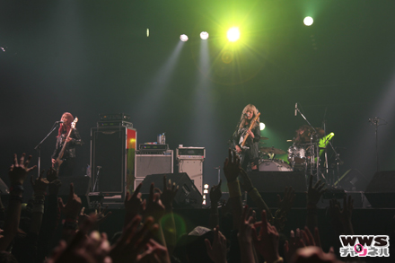 【ライブレポート】SCANDALがCOUNTDOWN JAPAN 15/16 GALAXY STAGEで新曲『ヘブンな気分』