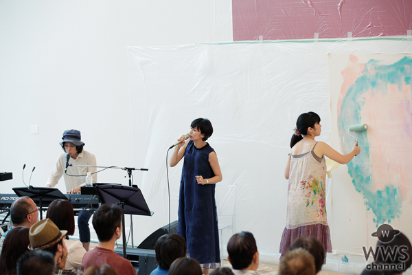 柴咲コウが美術館で熱唱！ライブペインティングで大宮エリーとアート共作！「うたは聴いてくれるその人に寄り添うもの」