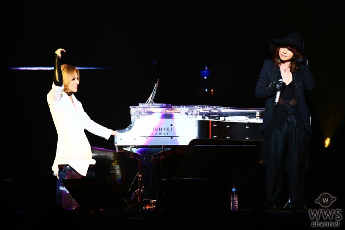 【ライブレポート】YOSHIKIとHYDEがセルフィー激写で大盛り上がり！？YOSHIKIのピアノで名曲バラードを歌うHYDEに大歓声の嵐！