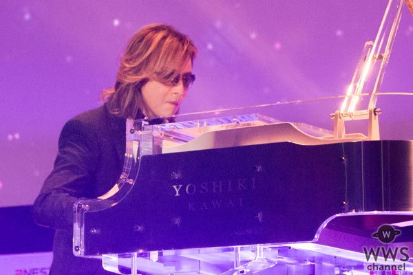X JAPANのYOSHIKIが「新経済サミット2017」に出演！『Forever Love』のピアノ演奏後に小泉純一郎がサプライズ登場！