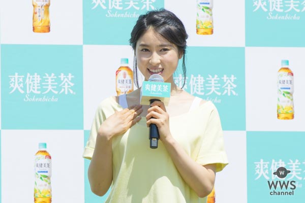 土屋太鳳が美しい健康的なポーズで新商品をPR！「爽健美茶に新しく麦茶が出たお（太鳳）」