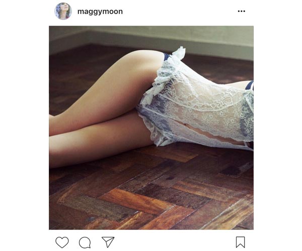 マギーがランジェリー姿で寝そべる姿に「セクシー過ぎる」「女神様みたい」と絶賛の声！