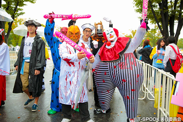 【写真特集】来場者がT-SPOOK2017で個性的なハロウィン仮装姿でパレードを盛り上げる！SEXYなゾンビから囚人やドナルドまで多彩なキャラクターに扮する！
