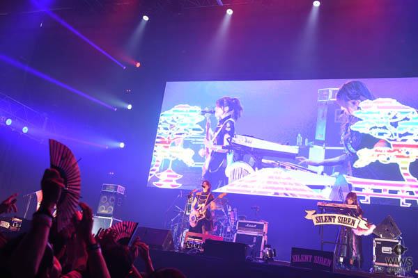 【ライブレポート】SILENT SIRENすぅがCOUNTDOWN JAPAN 17/18でバースデー迎える！今年リリース『ジャストミート』など計7曲をポップに披露！