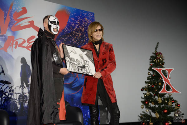 YOSHIKIがクリスマスに六本木でトークショー開催！ 「クリスマス・イブは友達のLUNA SEAのライブを見に行きました。静かにドラムを叩くわけにはいかない・・・」鉄拳がスペシャルゲストで登場しYOSHIKIを描いた画をプレゼント！？