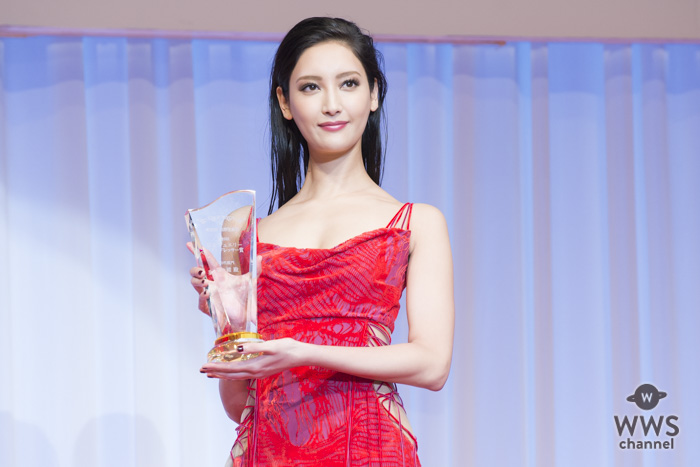 モデル・菜々緒が第29回日本日本ジュエリーべストドレッサー賞表彰式に赤色のセクシーなドレスコーデで登場！「20代最後の年にこの賞を受賞できたことをすごく光栄に思っています」