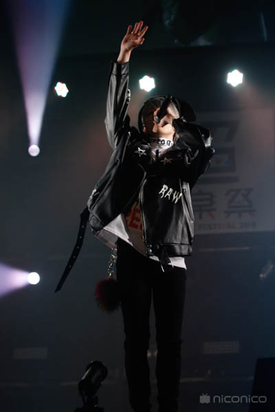 末吉秀太(AAA)がニコニコ超会議に登場！超音楽祭でダンサーを引き連れてクールなパフォーマンスを披露！