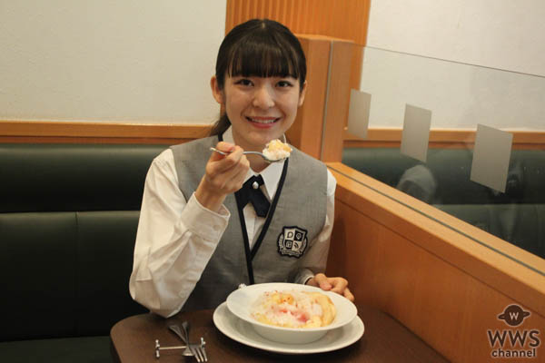 【動画】現役女子高生がデニーズでボリューム満点の桃デザートを完食！