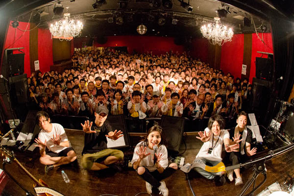 植田真梨恵、活動10年記念ライブで、はじめての弾き語りワンマンツアー発表！初の故郷久留米公演も。