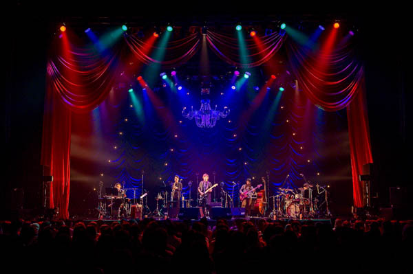 AKIHIDE、7月5日にマイナビBLITZ赤坂で行われた「AKIHIDE MUSIC THEATER -Electric Wonderland-」公演のライブレポート！