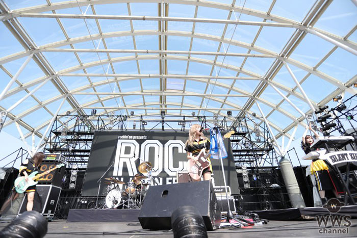 【ライブレポート】SILENT SIREN “キュート×パワフル”なガールズロックで夏フェス大盛上がり！〈ROCK IN JAPAN FESTIVAL 2018〉