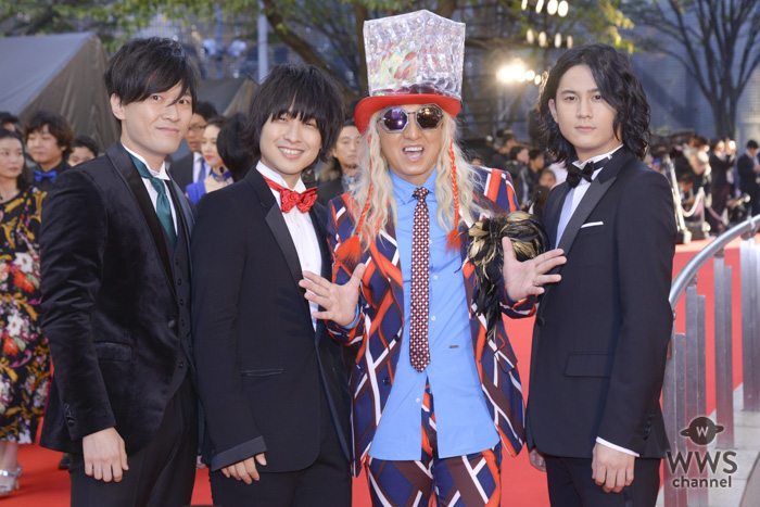 DJ KOOがド派手な衣装で東京国際映画祭のレッドカーペットに登場！
