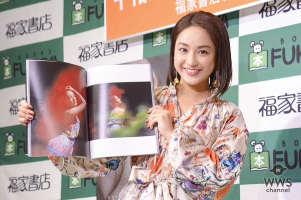 女優・平祐奈が20歳のサプライズに感激！写真集発売記念イベントを開催！！