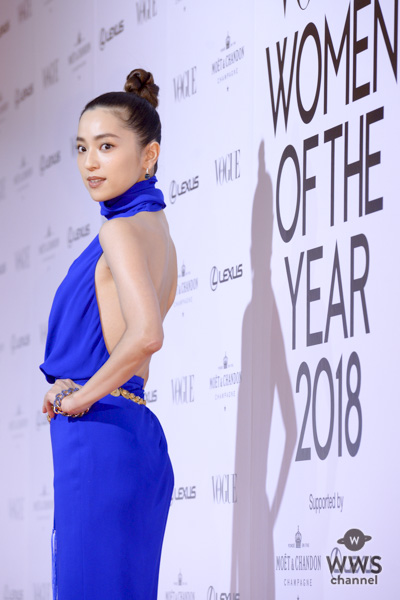 中村アンがエキゾチックなドレス姿でレッドカーペットに登場！＜VOGUE JAPAN WOMEN OF THE YEAR 2018＞