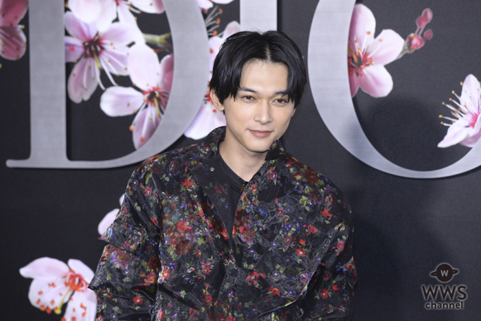 俳優・吉沢亮、花柄のレースジャケットを纏いDIOR（ディオール）メンズショーに登場！＜ディオール メンズプレフォールショー＞