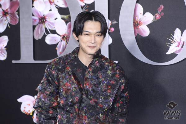 俳優・吉沢亮、花柄のレースジャケットを纏いDIOR（ディオール）メンズショーに登場！＜ディオール メンズプレフォールショー＞