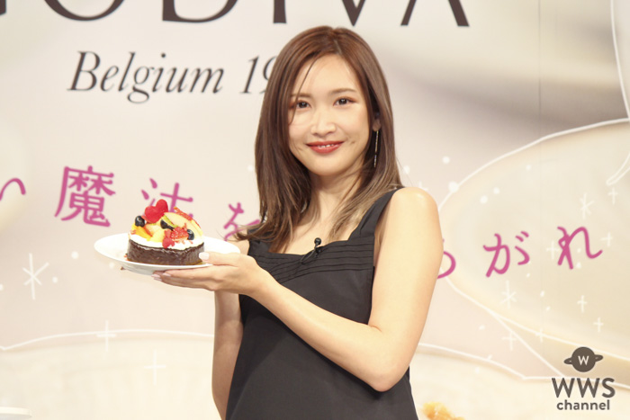 紗栄子が大きなリボンを胸にまとい、自身のバレンタイントークを展開！GODIVAのプレス発表会に登場！