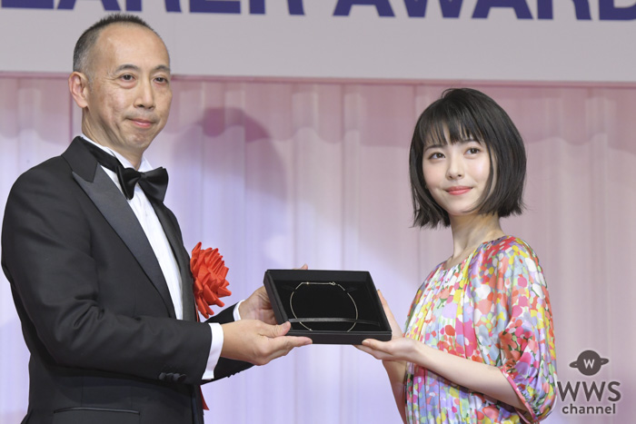 女優・浜辺美波が「第30回日本ジュエリーベストドレッサー賞」を受賞！「身も心も輝けるように頑張りたい」