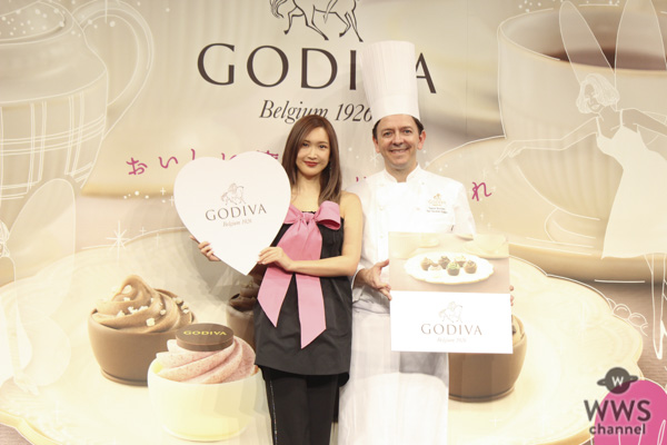 紗栄子が大きなリボンを胸にまとい、自身のバレンタイントークを展開！GODIVAのプレス発表会に登場！