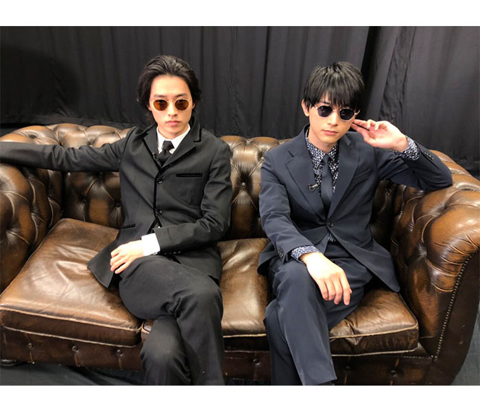 吉沢亮と山﨑賢人、サングラスにスーツ姿のクール2ショット公開にファン歓喜！！