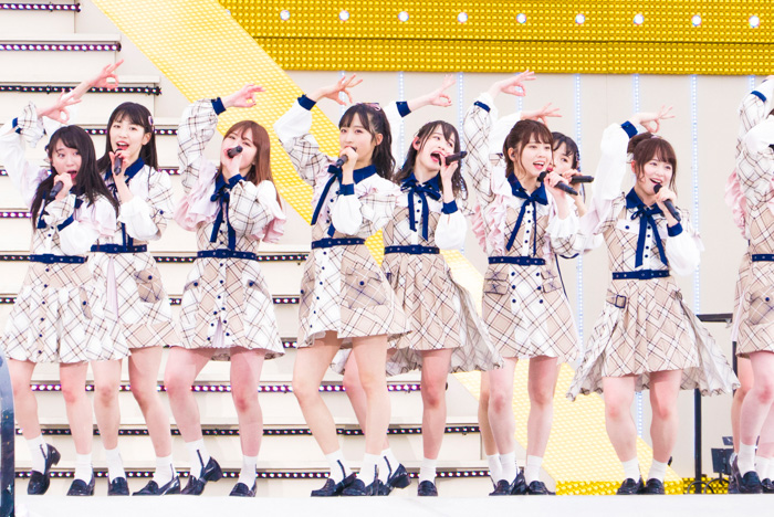 【ライブレポート】AKB48 チーム8が春フェストップナンバーで登場！『蜂の巣ダンス』で熱気あふれるパフォーマンス！＜AKB48グループ春のLIVEフェス＞