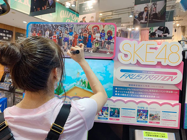 SKE48・須田亜香里似の女の子がSHIBUYA TSUTAYAで新曲購入！？「一枚でも多く皆に行き渡ってほしい」