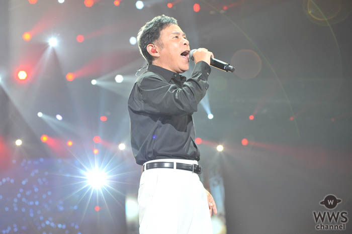 岡村隆史が今年で5年目となる「オールナイトニッポン歌謡祭」を開催！1万2500人の観客を前に白いスーツでクールにオープニングをキメる！