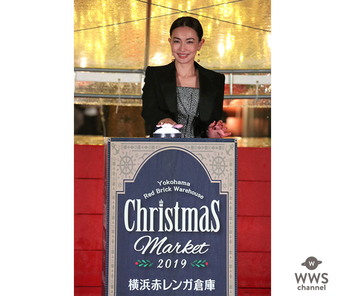 長谷川京子、横浜赤レンガ倉庫のクリスマスツリー点灯式に登場！20歳の頃の赤レンガデートの思い出を振り返る。