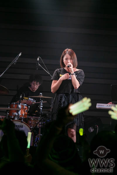 吉川友、ワンマンライブでぱいぱいでか美とラップで地元の情景を歌った新曲「都会のオンナ」を初披露！