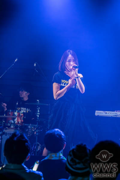 吉川友、ワンマンライブでぱいぱいでか美とラップで地元の情景を歌った新曲「都会のオンナ」を初披露！