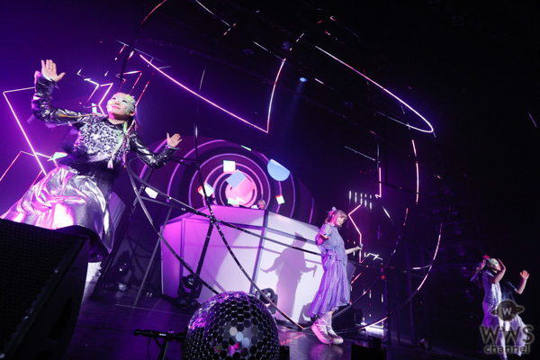 きゃりーぱみゅぱみゅ、中田ヤスタカと驚異のノンストップライブの凄み。新曲「かまいたち」と最新ツアーを発表！