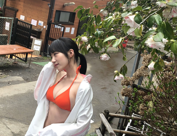 NMB48 横野すみれ、オレンジビキニのオフショットを公開「可愛さの最高到達点」「すごく大人っぽくていいね」