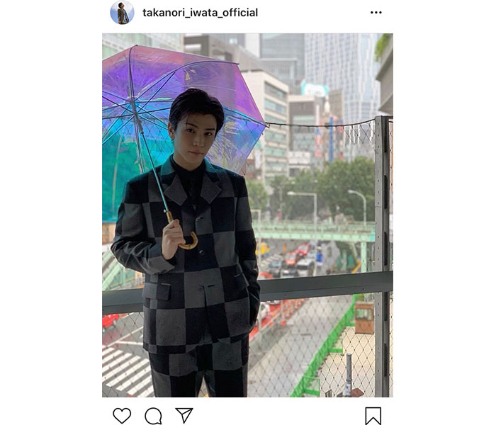 三代目JSB 岩田剛典、雨の中のオフショットに「カコイイ！！」「絵になるわ」と反響