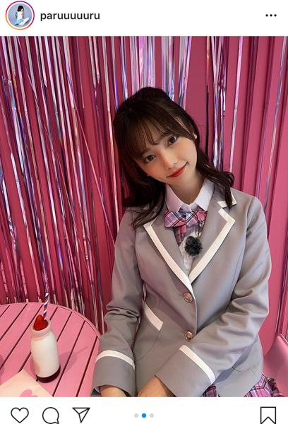 島崎遥香が「PRODUCE48」風のミニスカート制服ショットを披露！「制服似合ってて可愛いな」「アイドル感が溢れてる」