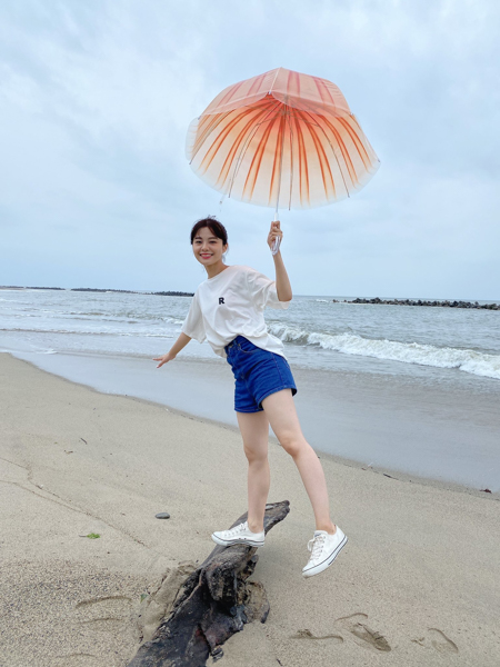 NGT48 本間日陽、雨でも楽しい海月傘ポートレートを公開！「カラフルでかわいい」「アイドルオーラが凄い！」