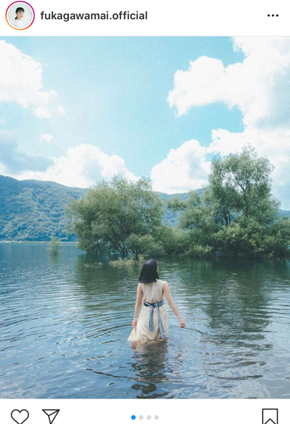 深川麻衣、大自然の中の湖に浮かぶポートレート公開「この世界観いいな」「涼しそう」
