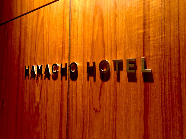 声優・小野賢章、オシャレホテルでのオフショット公開　「一枚目と二枚目の賢章さんのギャップがすごすぎます…！」「何もかもがオシャレです…！！」