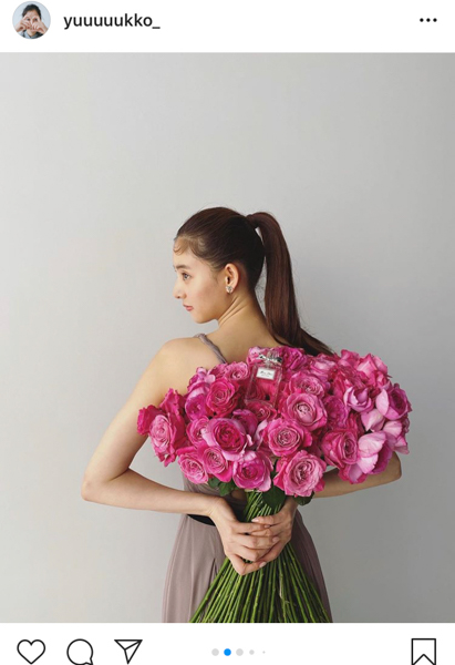 新木優子、バラの花束を持った見返り美人ショットに反響！「美しすぎ」「花にも負けない美しさ」