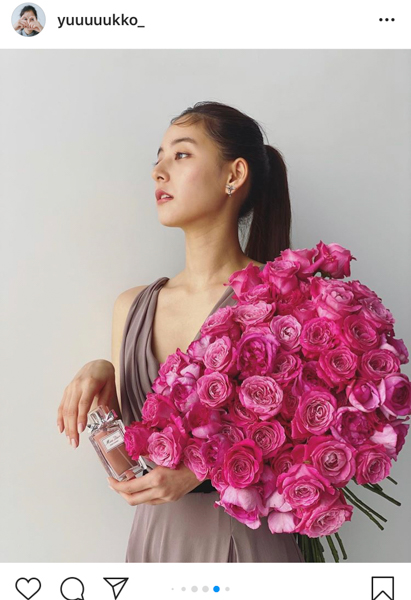 新木優子、バラの花束を持った見返り美人ショットに反響！「美しすぎ」「花にも負けない美しさ」