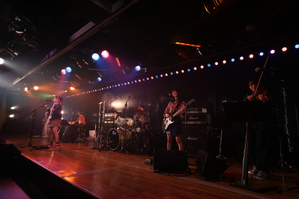【ライブレポート】向井地美音率いるAKB48初のバンドユニット『Lacet（レセ）』、圧巻のバンド演奏で劇場を沸かす！