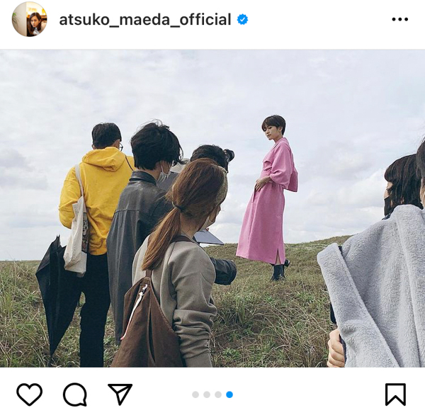 前田敦子、2021年カレンダーの撮影風景を公開！篠田麻里子「うちのインテリアに是非」