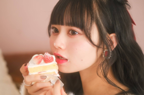 近藤沙瑛子、ショートケーキをほおばるキュートな姿にファン歓喜！「最高のバレンタイン」