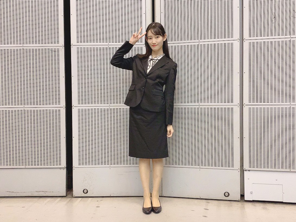 AKB48 黒須遥香、まるでオンライン面接のようなスーツ姿を披露！「スーツ似合う！」「入社してほしい人生でした」