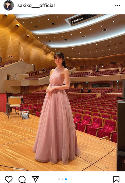松井咲子、美麗な背中出しのドレス衣装を披露！憧れのサントリーホールで演奏