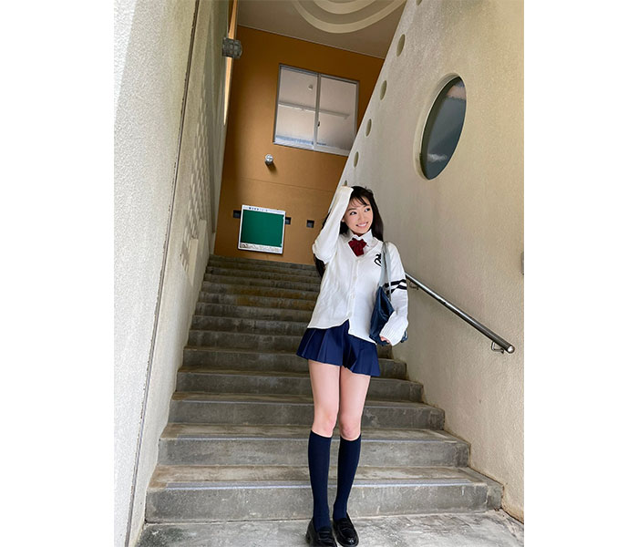桜田愛音、制服姿で魅せる笑顔と美脚に釘付け！
