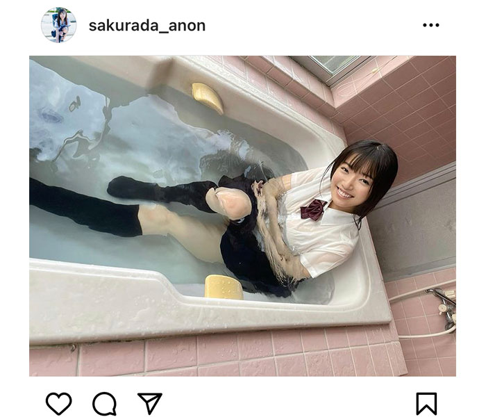 桜田愛音、制服姿でフェチ感たっぷりな入浴ショット！