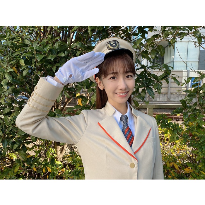 AKB48 柏木由紀がロマンスカーで「神イベント」を開催！車掌姿で敬礼！