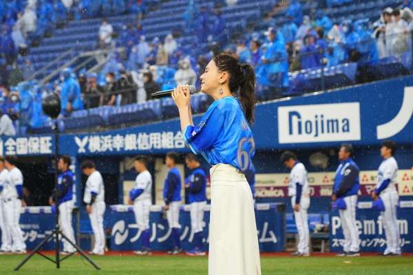 May J.、雨降る横浜スタジアムのセレモニーで「アナ雪」熱唱