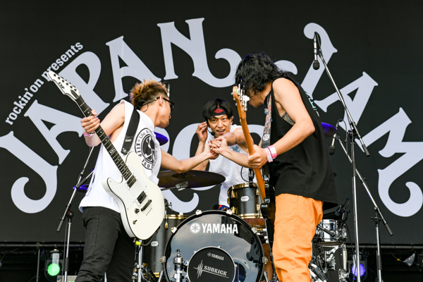 【ライブレポート】TOTALFAT、笑って踊って心で歌う！渾身の一撃ライブ＜JAPAN JAM 2021＞