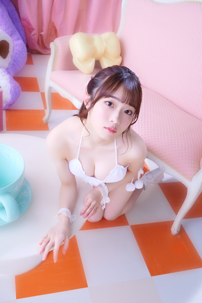 #ババババンビ 岸みゆ、彼女感あふれるあざとグラビア